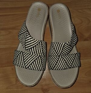 Bzees Riviera Resort Wedge Sandal Black/Multi Raffia Stretch Fabric Women's Sz 8